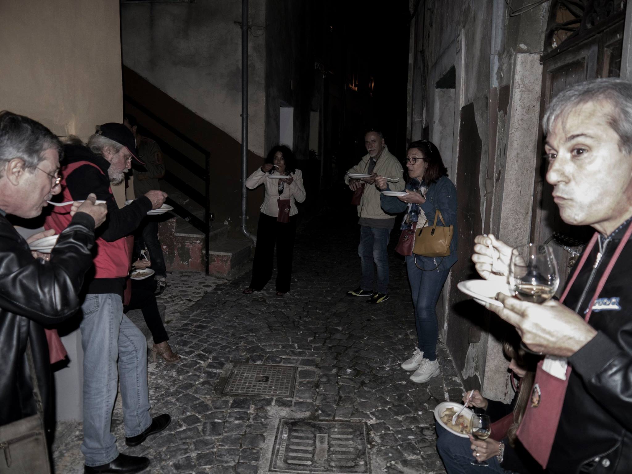 L'immagine può contenere: 3 persone, persone in piedi