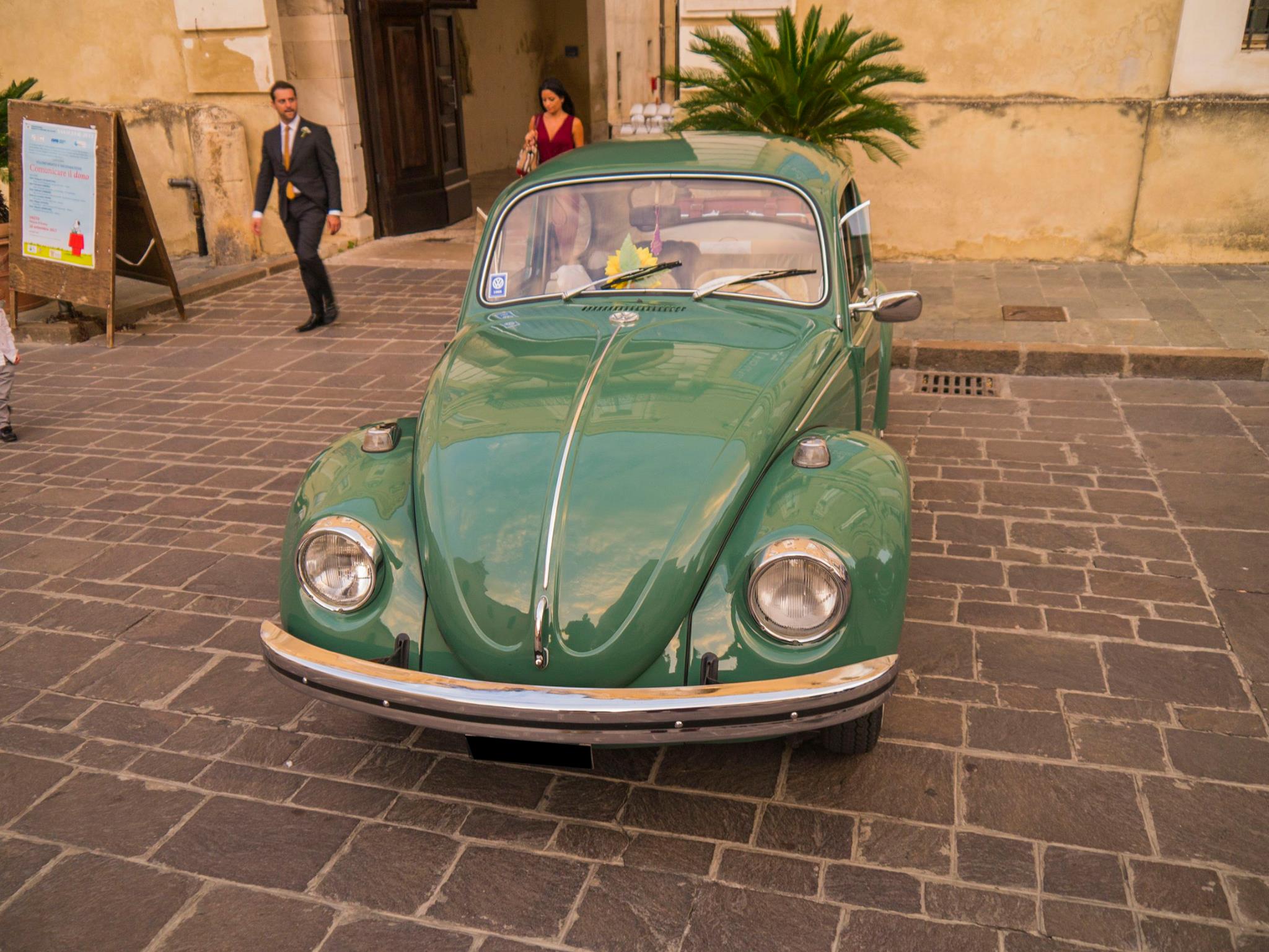 L'immagine può contenere: auto, scarpe e spazio all'aperto