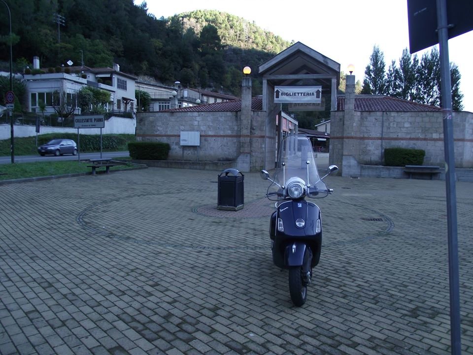 L'immagine può contenere: una o più persone, motocicletta e spazio all'aperto